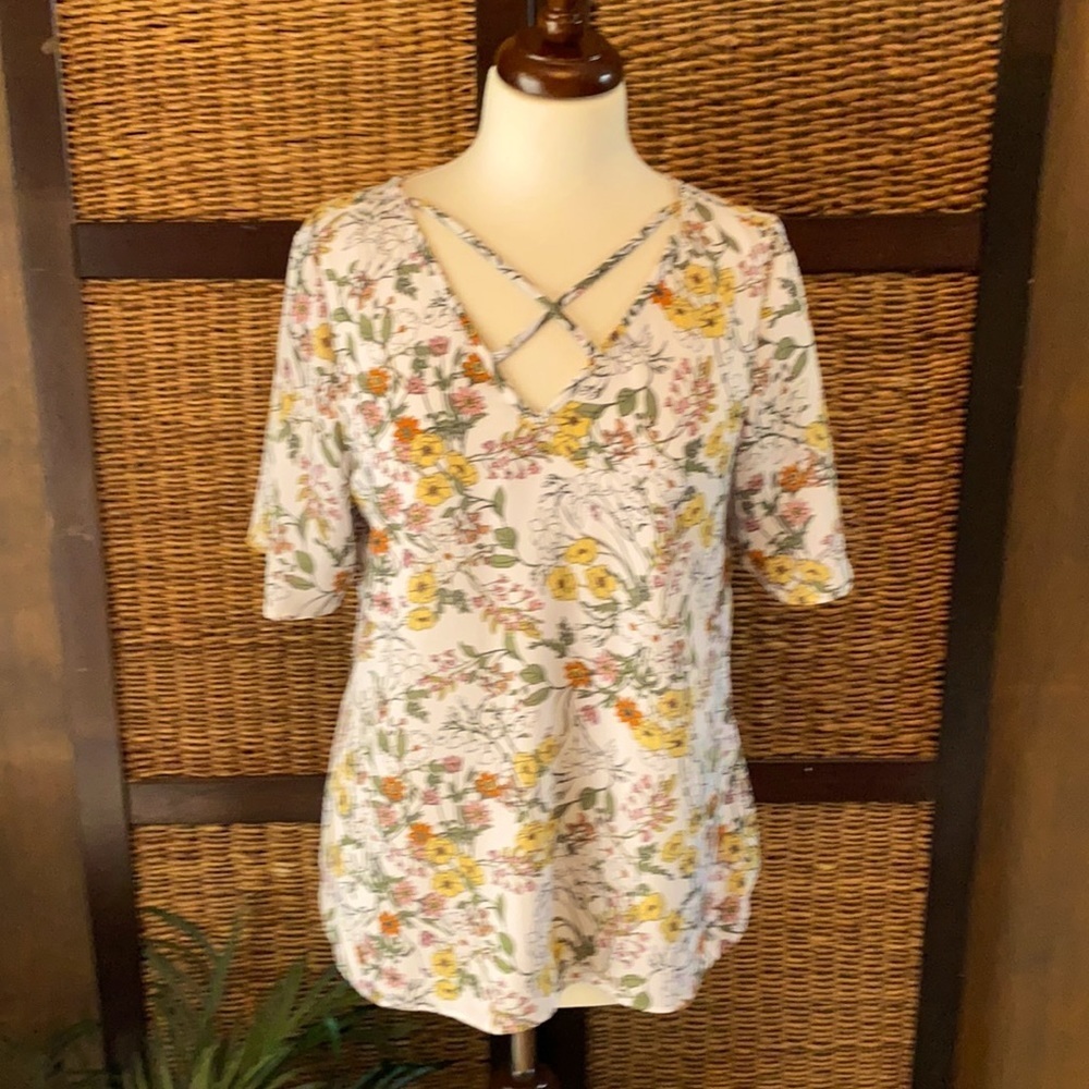 Daytrip small white floral blouse short sleeve